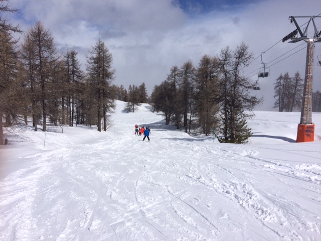 students skiing